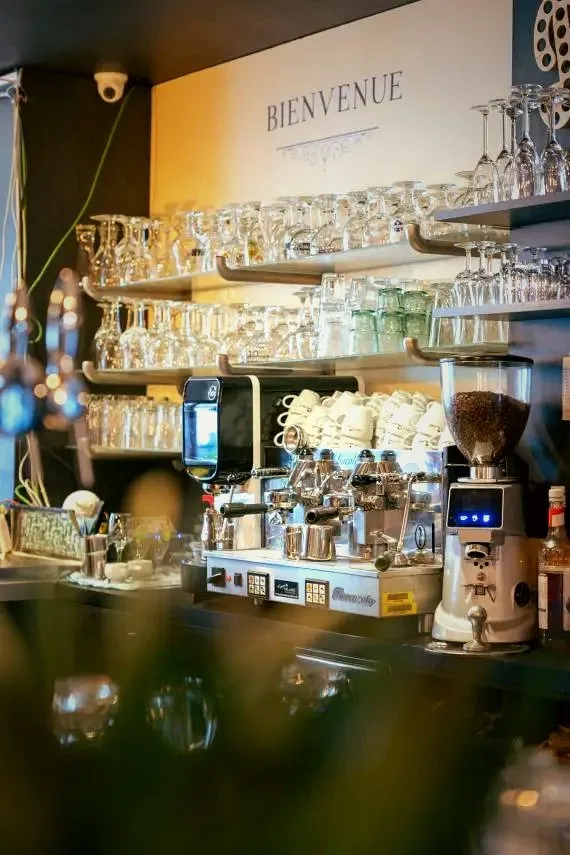 De Coffee Bar espresso toog met BIENVENUE bord