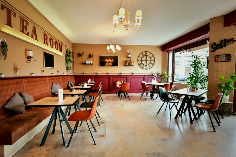 Coffee Bar tearoom – volledige zaalzicht met kroonluchter